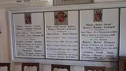 Pierres tombales contre le mur sud