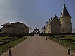 Entrée du château de Bouthéon.