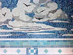 Photographie en couleurs d'une mosaïque de petits morceaux de verre.