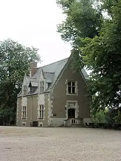 Photographie en couleurs d'un petit bâtiment à pignons élevés.
