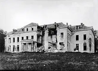 Ruines du château de Carlepont, en 1917, pendant la Première Guerre mondiale.