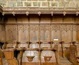 Une rangée de stalles.