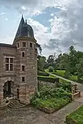 Le château et une partie du jardin.