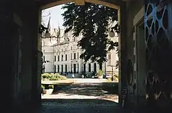 Photographie du château vu depuis la porterie.