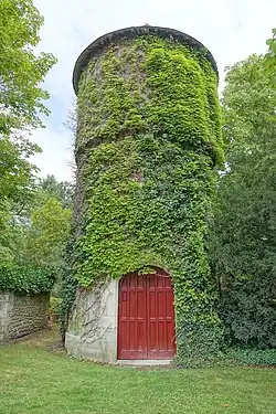 Château d'eau de la ferme du XVIe&nbsp;siècle.