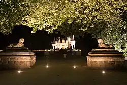 Entrée du château en nocturne.