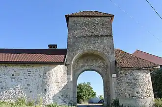 Tour-porte, abritant un colombier.