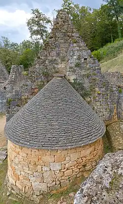 La Maison du Four et le reste d'un mur pignon.