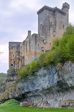 Le château vu depuis le pied de la colline.