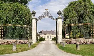 La grille d'entrée.