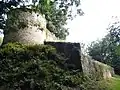 Château de Crévy : restes des remparts.