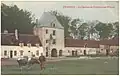 Cour de la ferme et porte monumentale.