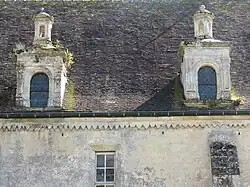 Le classicisme épuré des lucarnes, témoignant du style Le Prestre, exprime l'évolution esthétique de la seconde renaissance&nbsp;(1540 à 1559/1564).