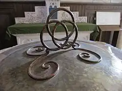Fonts baptismaux, Triquetra / anneaux borroméens, symboles de la trinité chrétienne...