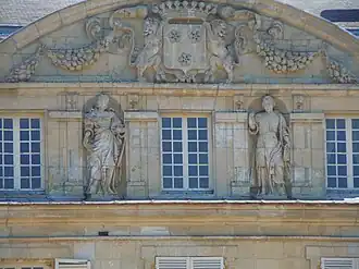 Vue du fronton avec les statues de la Justice et la Force et le blason de Guiry.