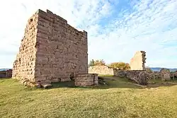 Vue du donjon depuis l'intérieur du château.
