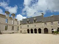 La cour intérieure du château: angle nord-est.