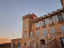 Château de La Barben au coucher du soleil depuis la grande terrasse.