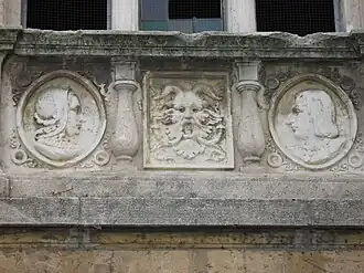 Détail frise en façade ouest