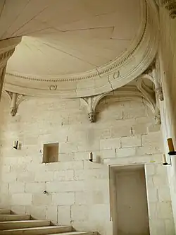 Aile sud : escalier où est inscrit un escalier hélicoïdal dans une tour à base carrée.