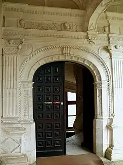 Porte sur la cour donnant accès au grand escalier.