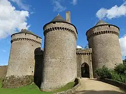 Photographie d'ensemble du château de l'extérieur.