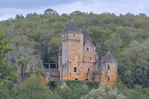 Le château de Laussel vu depuis le donjon.