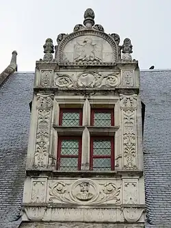 Photographie d'une lucarne.