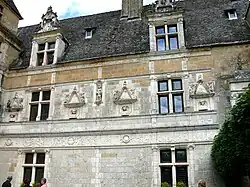 Façade Renaissance sur cour de l'aile perpendiculaire à celle de l'entrée.