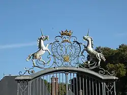 ... et le faitage de la grille d'entrée.