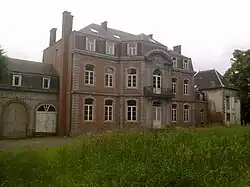 Le château de Suarlée. Façade N-O. (Mai 2014).