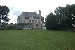 Le château de Surville.