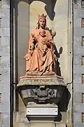 Statue en terre cuite de la Vierge installée en 1878 par Werner de Merode.