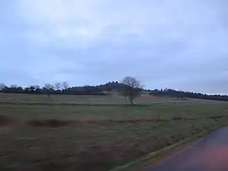 Mont de Vergy au centre,vu depuis la D116.