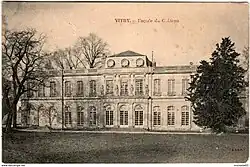 Vue globale de la façade arrière du château.