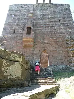 Porte d'entrée du logis seigneurial.