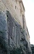 Les remparts du château assis sur la roche.