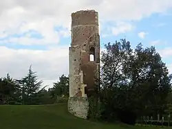 Le côté droit. On se rend compte de la « finesse » des ruines.