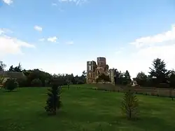 Plan large, devant le château.