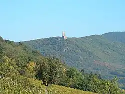 Crète des Vosges et le château de l'Ortenbourg à Scherwiller, au sud.