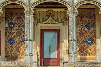 Porte néogothique et décor