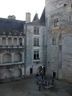 Le donjon, à droite.