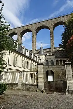 Façade sud sous le pont-aqueduc Belgrand.