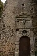 Portail principal du château des Aulnays (datation du triangle surmontant la fenêtre inconnue).