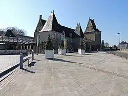 Photographie présentant le château des Carmes, vu depuis l'espace Pierre Mendès-France.