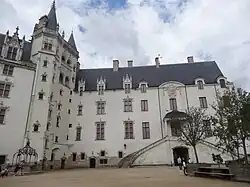 Photographie frontale du logis vu depuis la cour.