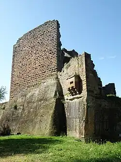 Mur bouclier avec bretèche.