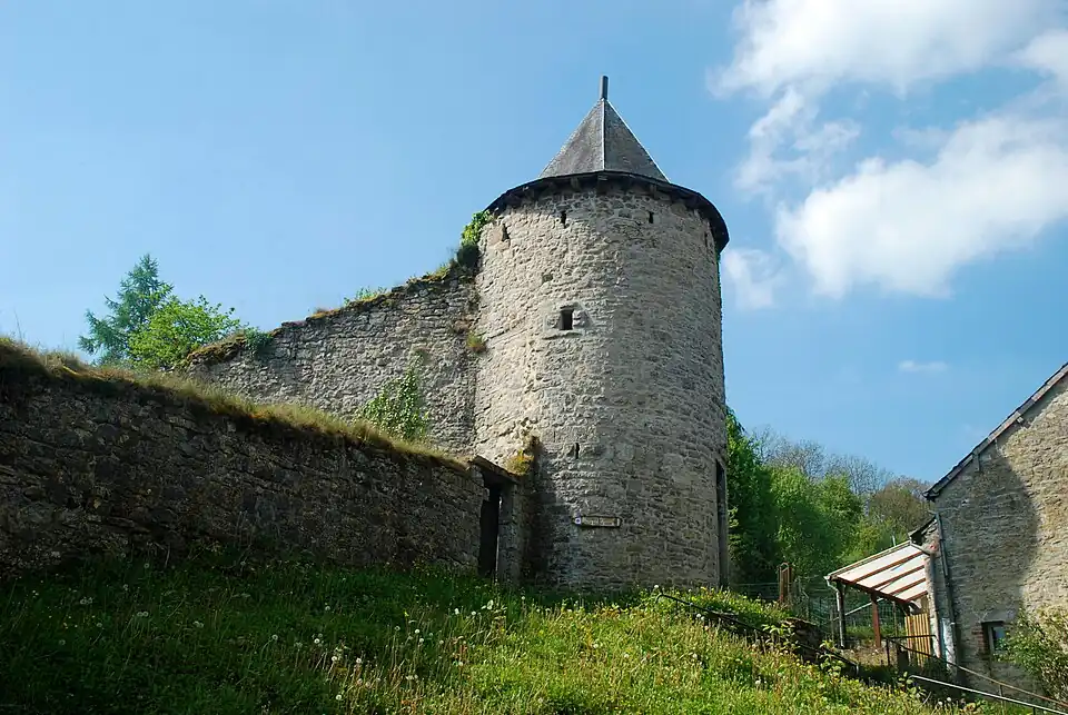 La tour vue de la rue Saint-Antoine.