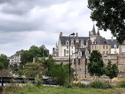 Même angle de vue au siècle suivant : depuis les comblements, la Loire ne passe plus au pied du château, lequel a fait l'objet de travaux de restauration.