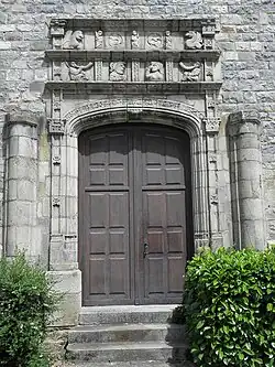 L'église paroissiale Saint-Pierre : vue extérieure, le portail de style Renaissance.